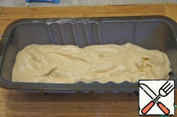 Send half of the dough to a greased cake pan.
