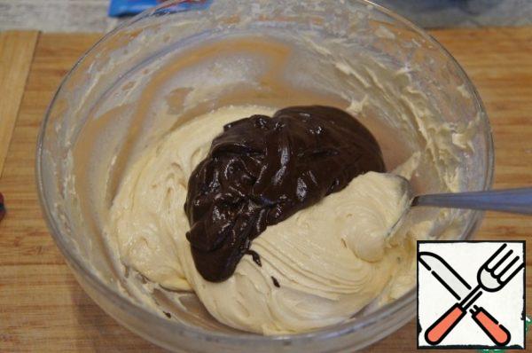 Mix the second half of the dough with the chocolate mass.
