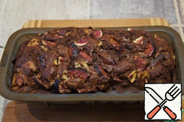Bake at 170*C for about 60 minutes. Check the readiness with a dry sliver and, if you want, bake the pie at 160 ° C until ready.
