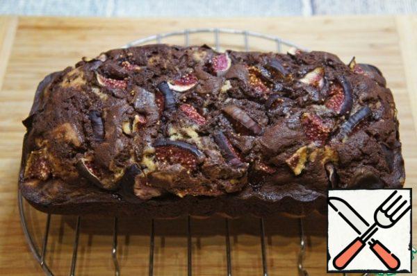 Take the finished cake out of the oven, let it cool a little in the mold, then take it out.
