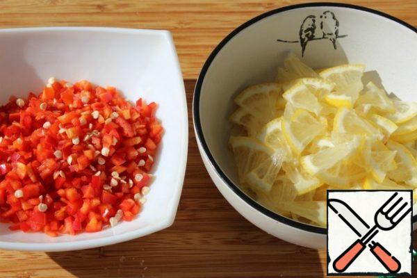Cut into a small cube chili pepper and thin slices of lemon (remove the bones and the peel IS not cleaned)