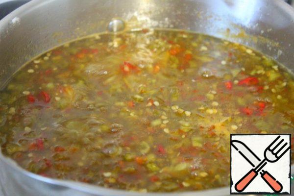 Put on the fire, bring to a boil over high heat, stirring, and boil for 10 minutes.
Reduce the heat and boil - I boiled 1 hour, stirring occasionally.
Pour in the vinegar, bring to a boil and turn off.