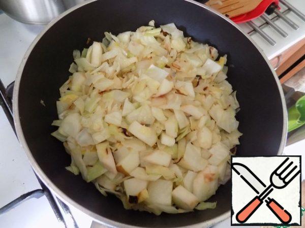 Cabbage with Apple is ready. Add the chopped eggs to it. Stir. Our stuffing is ready.