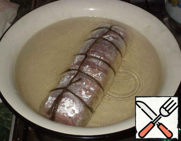 Put the roll in a wide container, pour hot water, bring to a boil and cook over medium heat for 30 minutes.