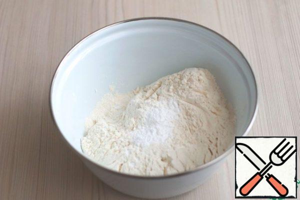In a bowl add the total number of flour (350 gr.), add baking powder (1H. spoon with a slide), a pinch of salt. Mix dry ingredients.
