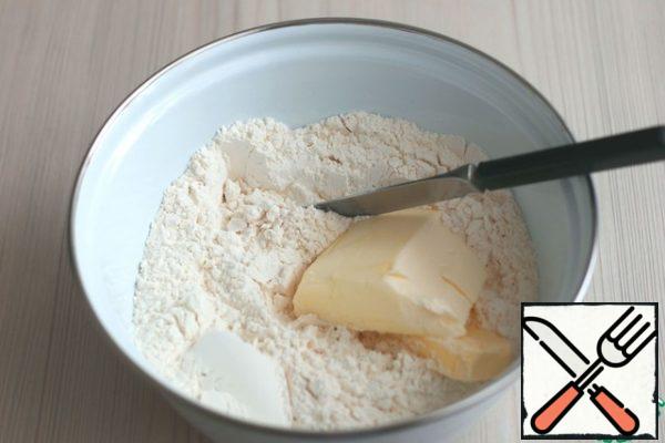 Add cold butter (130 gr.) to the dry ingredients. Chop the butter and flour into crumbs.
