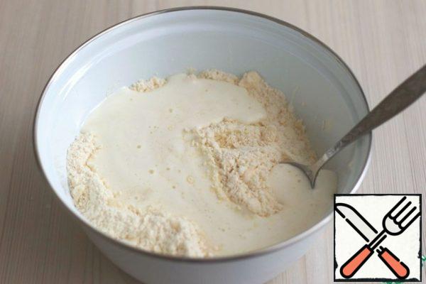Connect butter-flour crumbs and egg-sugar mixture. You should get crumbly dough in the form of crumbs.