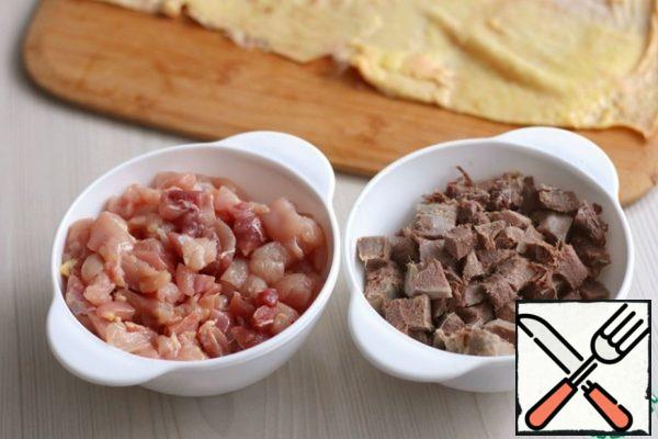 Pork tongues (2 PCs.) boil previously in salted water until tender. Then peel the. Further cut into large pieces. Cut the breast fillet and thigh fillet of chicken Kush with a total weight of 600 gr.