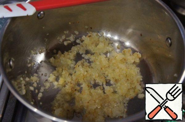 In a saucepan, heat the oil and fry the finely chopped onion for 5 minutes.
