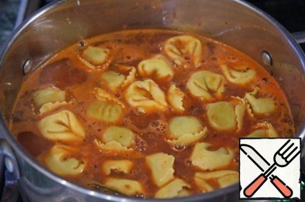 Reduce the heat, add the tortellini and cook as indicated on the package (1-1 minute).