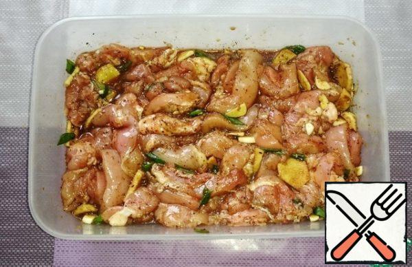 Fillet mix well with the marinade, cover the container with a lid or foil and remove to the refrigerator for 40-60 minutes.
If there is time - on night. Couple of times can be randomize for better pickling and try on where sea salt.