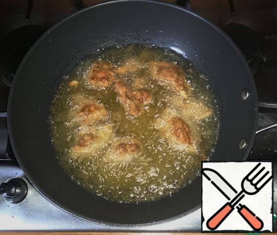In a wok or in a deep saucepan, heat the oil for deep-frying. Warm up well.
Deep-fry the fillet pieces until Golden brown.
Parts.
All the pieces at once in the fryer do not need to put. Fryer should always be hot. As the saying goes: "Hurry, but slowly"