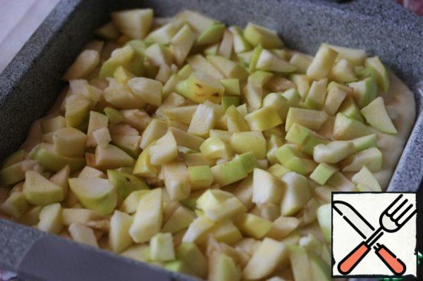 Put half of the dough in a mold (I have 20x20), covered with baking paper or oiled.
Place the apples, cut into small cubes, on top of the dough.
