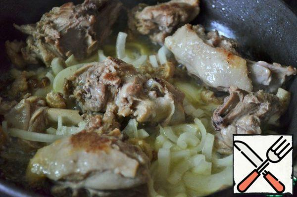 Fry the duck pieces in vegetable oil for 5 minutes over medium heat.
Add the onion and fry it until transparent.
