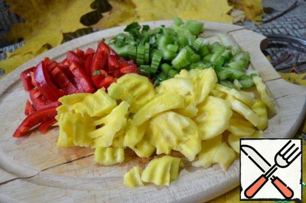 Wash and peel the vegetables and celery.
Cut, not finely.
P.S.: I have yellow carrots.
