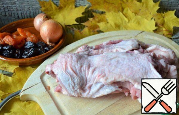 Wash the duck's spine, dry it, cut into pieces.
Prepare the vegetables.

