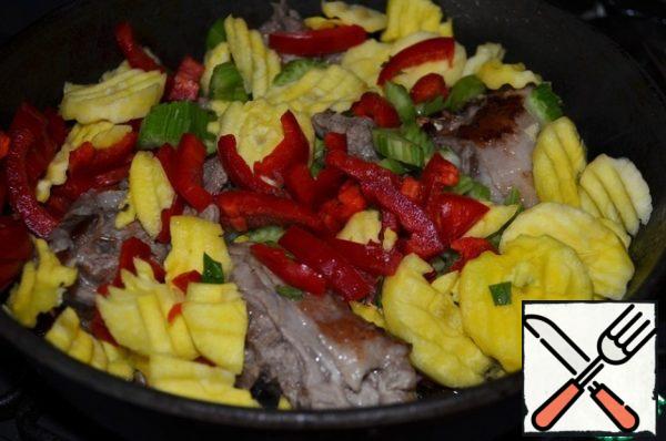 Put the vegetables in a frying pan, fry for a couple of minutes.
