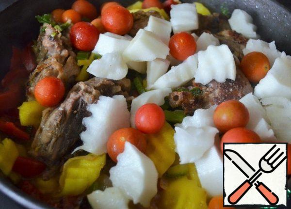 Chop the radishes, wash the cherries, peel the garlic,
add everything to the pan.
Stir, pour in 100 ml of boiling water, add salt.
Cover and simmer for 30 minutes.
