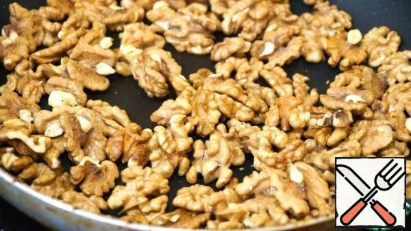Nuts need to be heated up in the pan. What's the meaning of that? This means to heat a frying pan and, stirring, fry our nuts to rosy barrels and a gloomy nutty smell. Nuts become brittle and taste a little different. See for yourself.