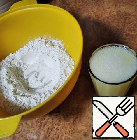 Let's start with the preparation of the dough. Sift 2 cups of flour into a bowl. In 200 gram glass break the egg, add salt and stir. Then add water to a full glass.