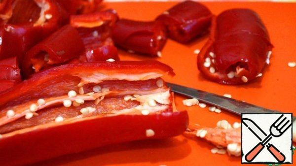 Have peppers, cut off the tail, cut and remove localcooling the middle. Seeds on desire, I-leave. Peppers cut into large pieces and finely split blender.