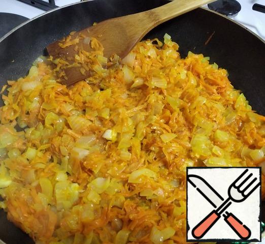 Heat a frying pan with vegetable oil over medium heat and fry the vegetables until light Golden. Salt. Can a little sugar if the carrots are not sweet, but it's not for everybody.