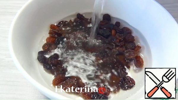 First of all, I fill the raisins with not too hot water and let them stand for 5-10 minutes.