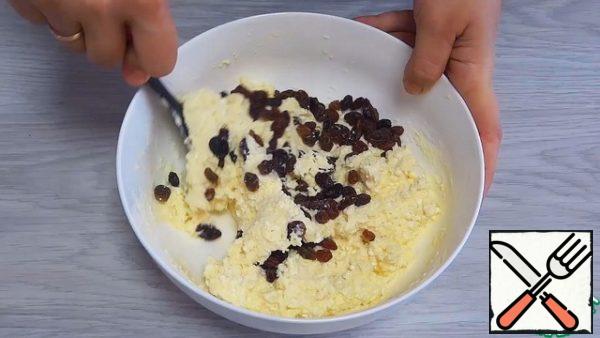 Drain the liquid, additionally dry the raisins with a paper towel, add to the dough and mix well.