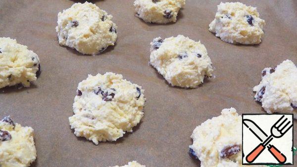 Bake cookies in a preheated 180 °C oven until pale Golden on top, an average of 20-25 minutes (focus on your oven).