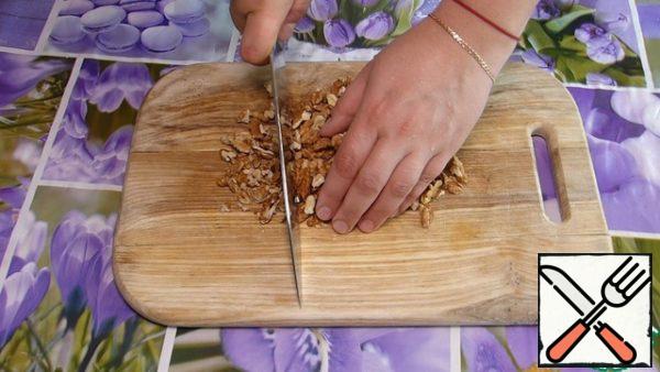 Chop the walnuts with a knife.
Grate the pumpkin on a coarse grater.
