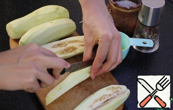 Wash the eggplants, peel and cut each lengthwise into 8 pieces.
