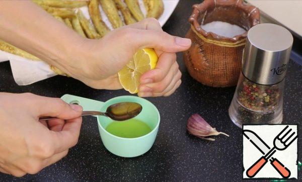 Prepare the sauce.
Honey is slightly heated in the microwave. In it, add 3 teaspoons of lemon juice, salt.