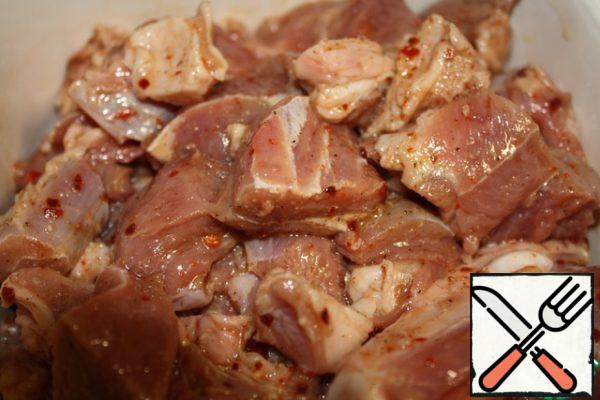 Take meat or lamb or you can take a chicken.
I had the lamb. Cut into small pieces, sprinkle with lemon juice and vegetable oil, pepper with black and red pepper, sprinkle with dry garlic. Leave to marinate for a couple of hours or overnight.