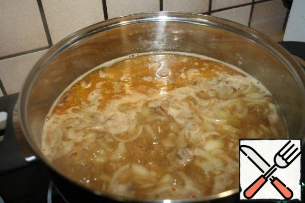 Then transfer to a saucepan, pour hot water two fingers above the meat level and cook until soft.
Add salt to taste and add a cinnamon stick and bay leaf.
Cinnamon is added to taste.
