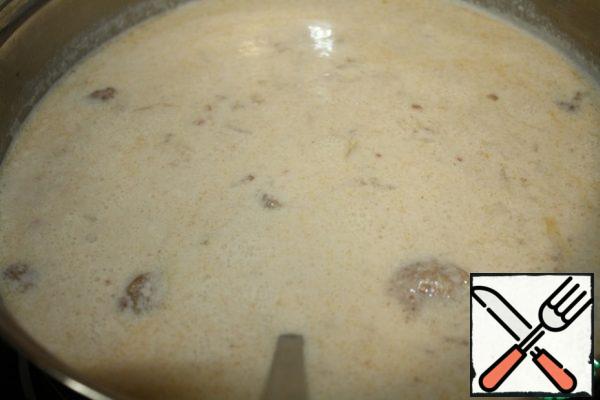 With intensive stirring, pour the mixture into the meat and after boiling, cook for about 4 minutes.