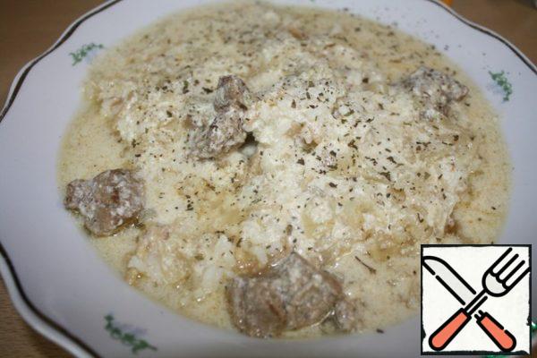 The dish is assembled like this - rice is laid out on the bottom, then generously watered with gravy with meat. Sprinkle with dry mint to taste.
Enjoy your meal!!!
