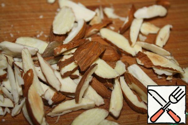 Almonds dry or in a frying pan or in the microwave.
Then finely chop or chop into large pieces.