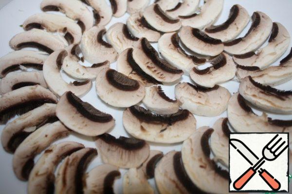 Thinly slice the mushrooms and arrange on a platter.