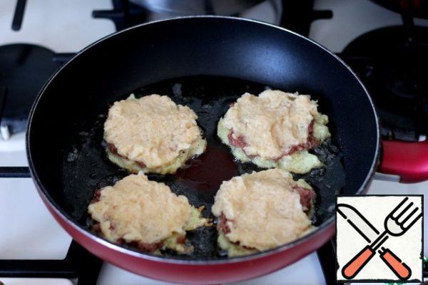 Put a tablespoon of potato and onion puree on a frying pan with a slide, lightly smooth into a thin pancake. Fry on one side for 1-2 minutes. fry until golden brown over medium heat.
Then add 1 tablespoon (without a slide) of mashed stew, then add 1 tablespoon of potato and onion puree to the meat.

