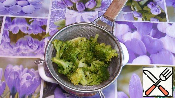 Broccoli disassemble into inflorescences, drop into boiling salted water and cook from the moment of boiling for 2 minutes. Recline on a sieve and allow to drain excess liquid.