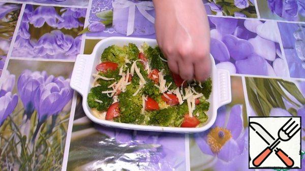 Now we spread the broccoli, slightly "pressing". Now we spread the sliced tomato. Sprinkle the second half of the grated cheese and send it to a preheated 180 degree oven for 20-25 minutes (see your oven).
