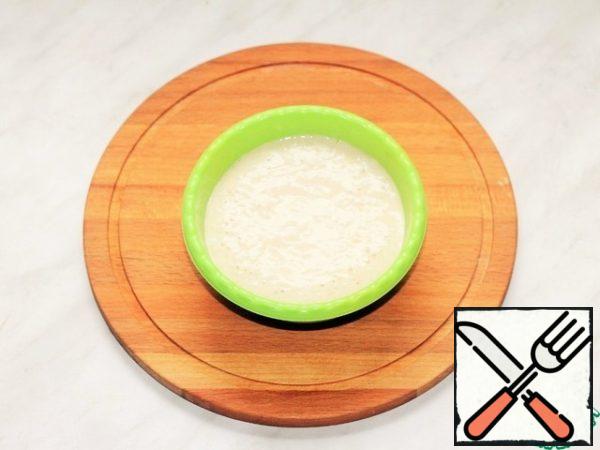 Prepare the brew. One tablespoon of flour (from the total number) mixed with yeast. In warm milk (60 ml) dissolve the sugar and stir in the flour mixture (flour with baking powder), whisk. Put a bowl of sourdough in a warm place until the formation of a foam cap, 20 minutes.