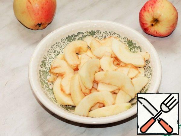Prepare the filling. Apples (2 pcs) peel and seeds, cut into slices.
