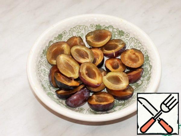 Remove the seeds from the plum and cut into 2 parts.
