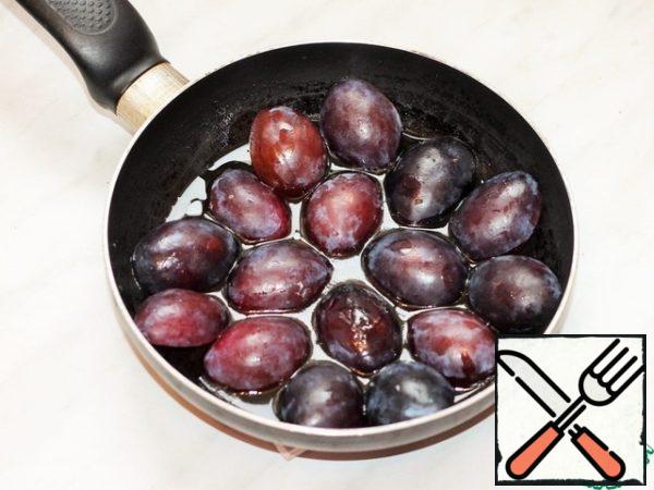Put the plums and simmer a little (2 minutes) until medium soft. It all depends on the plum variety, hard or soft. Then put the plum on a platter. The syrup remains.
