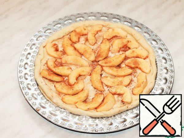 Arrange the Apple slices and sprinkle with cinnamon and sugar. Bend the edges of the cake.