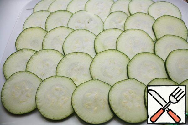 Slice the zucchini very thinly and arrange on a platter.
Salt a little.