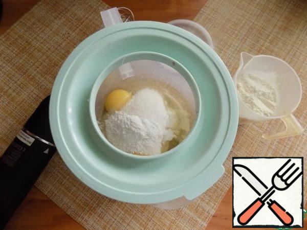 For kneading the dough, I will use an electric whisk. Put the broken eggs in a bowl, add sugar, vanilla and baking powder, combine everything.