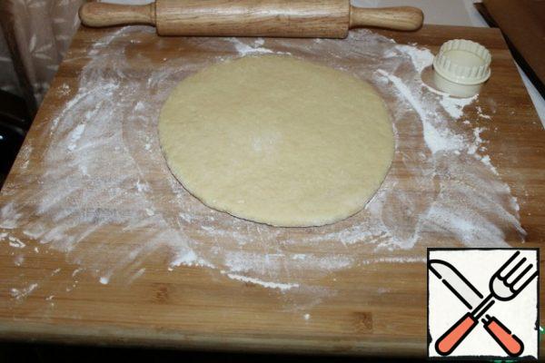 Divide the dough into two parts for convenience. Roll out each piece of dough with a thickness of 8 mm.