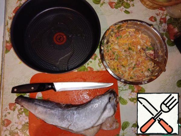 Prepare:
Dressing, fish and baking dish. I have a saucepan 26 cm-1 kg of fish fits perfectly. It should be borne in mind that the baked fish will increase in size))